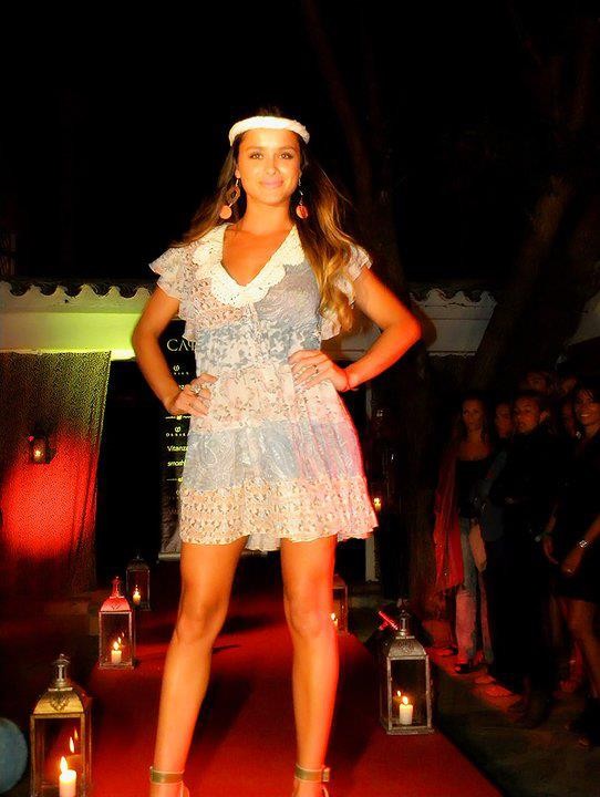 Saravia là người mẫu nổi tiếng ở Uruguay nhưng chủ yếu chụp ảnh với đồ lót (giống như Ngọc Trinh ở Việt Nam).