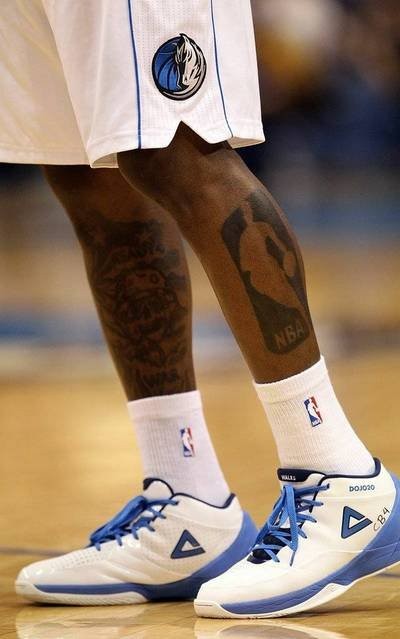 Đôi chân của Dominique Jones, đang chơi cho đội bóng rổ NBA, Dallas Mavericks.