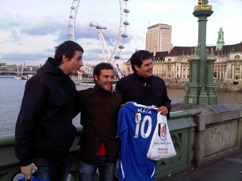 Mata chụp ảnh cùng fan trước vòng quay nổi tiếng London Eye.