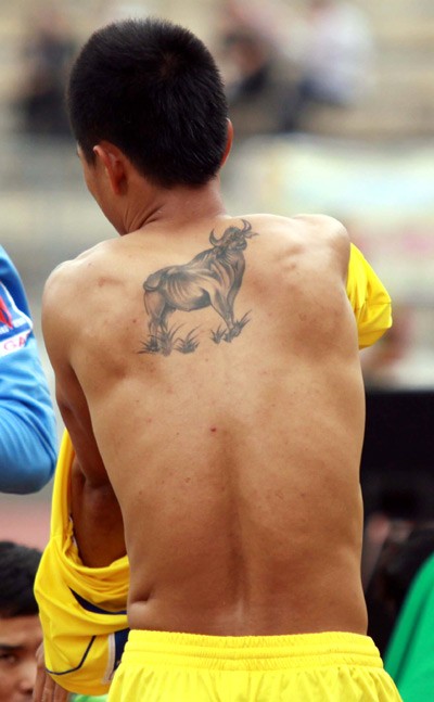 Hình xăm… con trâu trên lưng một cầu thủ trẻ Thanh Hóa.