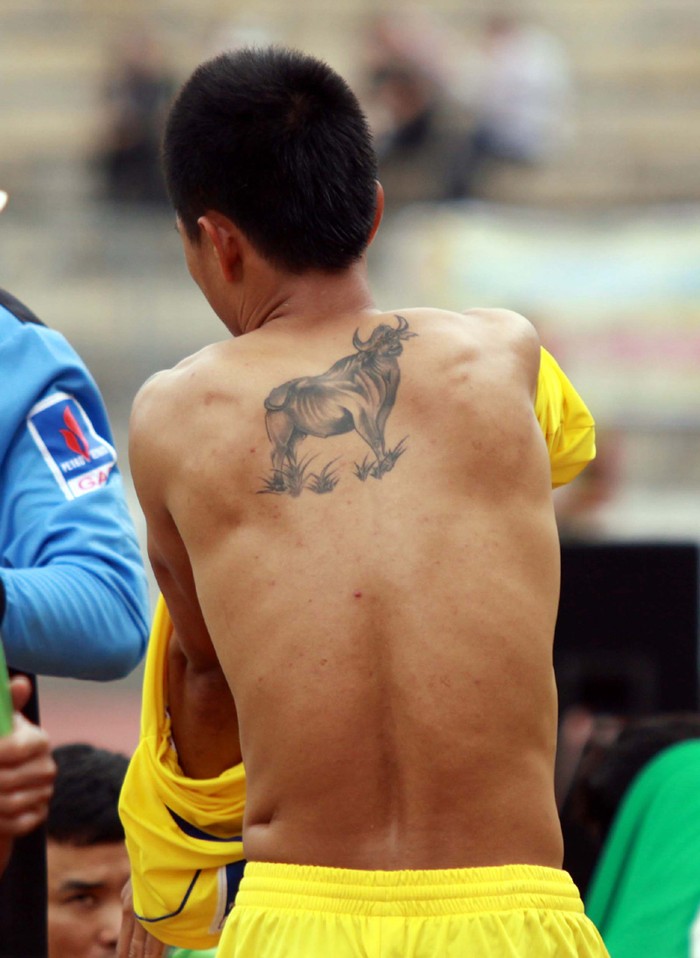 Hình xăm trên lưng cầu thủ trẻ Thanh Hóa.
