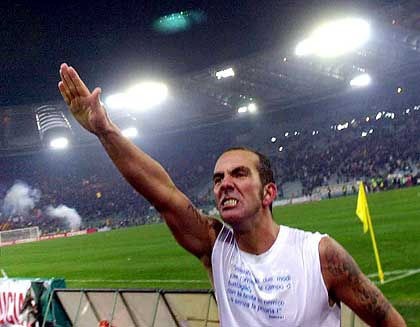 Paolo Di Canio ăn mừng bàn thắng kiểu Nazi năm 2005.