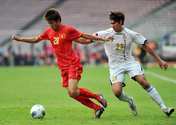 Trong khi đó, hàng thủ U23 Việt Nam tuy không phải hoạt độn nhiều nhưng lại bộc lộ khá nhiều điểm yếu. Trong ảnh là trung vệ Lâm Anh Quang và tiền vệ Mark Hartmann.