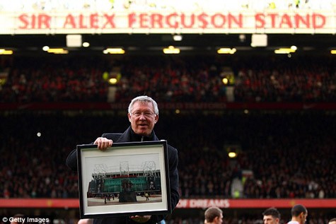 Sir Alex nhận kỷ vật mừng 25 năm dẫn dắt Man United. Khán đài phía sau lưng Hiệp sĩ được đổi tên thành "Khán đài Sir Alex Ferguson".