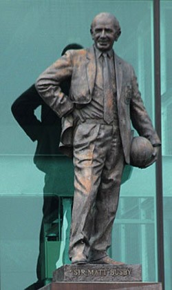 Bức tượng Sir Matt Busby.
