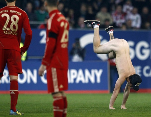 CĐV này chạy vào sân, nhào lộn, nhảy nhót lung tung nhằm gây ức chế cho đội khách Bayern Munich.