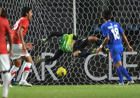 Patrick Wanggai ghi một bàn cho U23 Indonesia (áo đỏ).