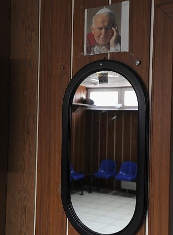 Trong phòng thay đồ, các cầu thủ sẽ nhìn thấy ảnh giáo hoàng John Paul II.
