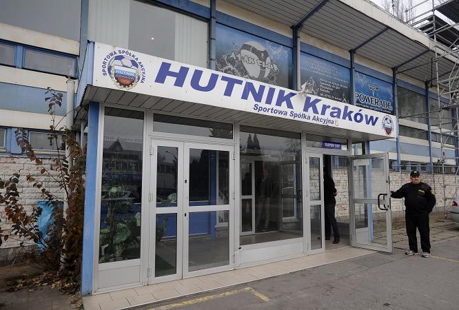 Lối vào sân vận động Hutnik Municipality, nơi tuyển Anh chọn để tập luyện.