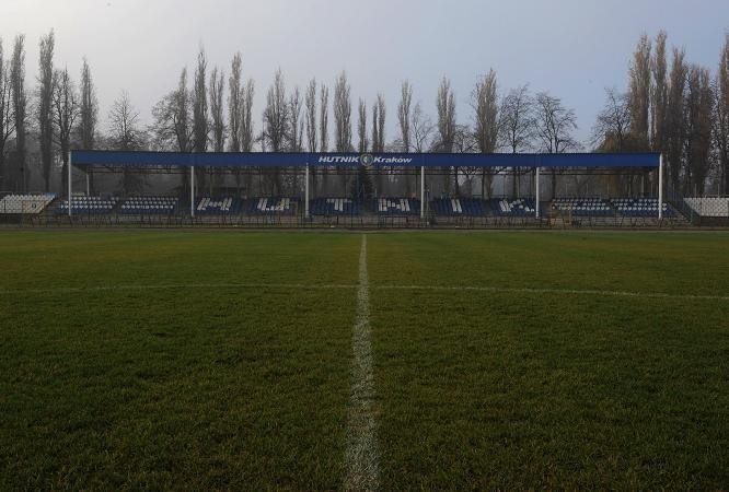 Sân tập chính này chính là sân nhà của đội hạng Năm Ba Lan, Hutnik Krakow.