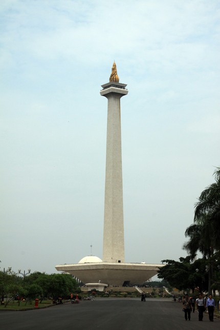 Monas tọa lạc trên Quảng trường độc lập Merdeka, là công trình được xây dựng theo yêu cầu của Tổng thống Sukarno. Nó được khởi công vào tháng 5/1961, chính thức mở cửa đón khách vào 12/7/1975.