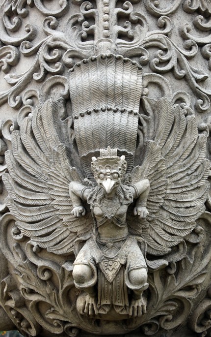 Trên các bức phù điêu, không thể không có đại bàng thần Garuda, một biểu tượng thiêng của đất nước Indonesia và cũng là biểu trưng của SEA Games 26 đang diện ra ở đây.
