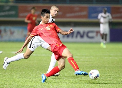 Hoàng Thiên (10) nhả bóng rất đẹp để Văn Hoàn nâng tỷ số lên 2-0.