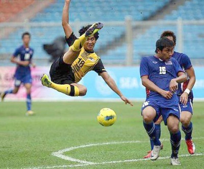 Tiền đạo Syahrul tung người móc bóng trong trận đấu với U23 Thái Lan.