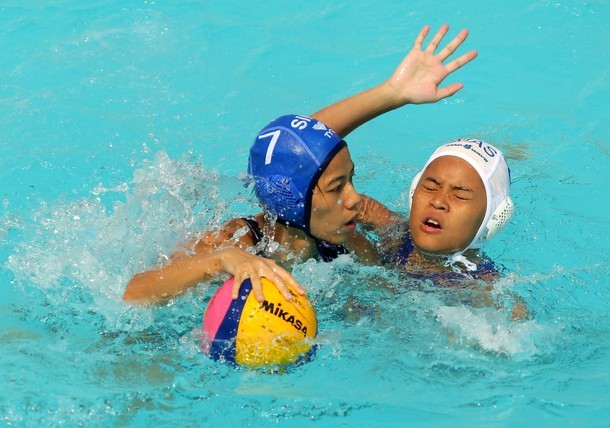 Kan Enci Mary (mũ xanh, Singapore) đang cố gắng kiểm soát bóng.