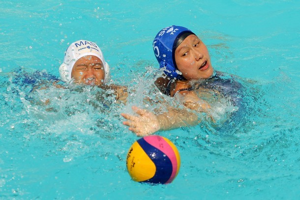 Adelyn Yew Yan Xiang (mũ xanh, Singapore) tranh bóng với đối thủ người Malaysia.