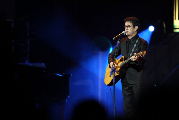 Ngoài vai trò MC, nhạc sĩ Đức Huy cũng ôm guitar hát bài “Đừng xa em đêm nay”.