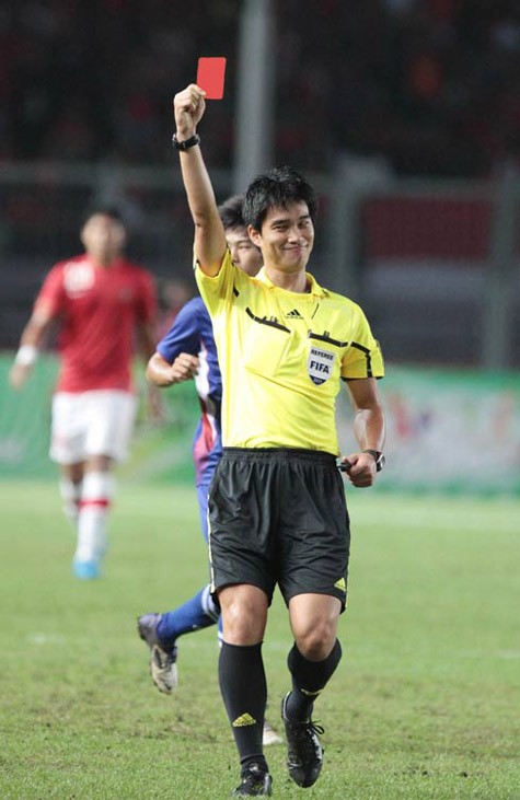 Hai tấm thẻ đỏ đã phá hỏng trận đấu của U23 Thái Lan. Ảnh: VnE