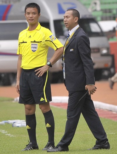 Malaysia khiếu nại khiến Võ Quang Vinh phải làm trọng tài bàn.
