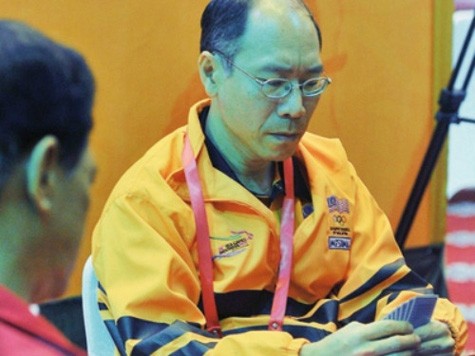VĐV Lim Teong Wah tranh tài đánh bài Bridge ở SEA Games 26.