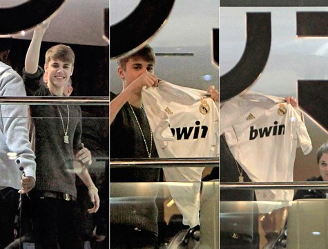 Justin Bieber khoe chiếc áo đấu màu trắng của Real.