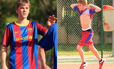 Bieber mặc áo Messi đá bóng.