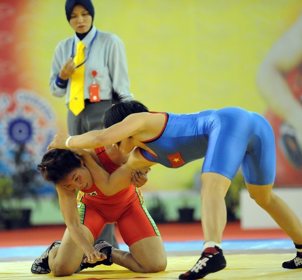 Đồng đội của Diệu Ninh, Dương Thị Lan cố gắng vật ngã Try Sothavy người Campuchia ở hạng cân 59kg.