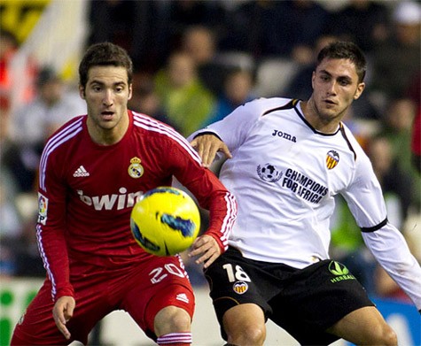 Higuain (bên trái) tranh bóng với một cầu thủ Valencia.