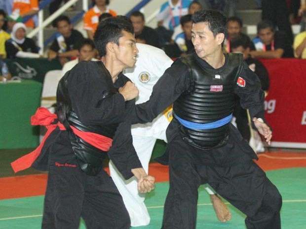Dian Kristanto (trái) thắng Diệp Ngọc Vũ Minh nhờ sự giúp sức trọng tài.