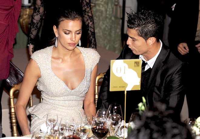 Sau khi ra mắt bộ sưu tập giày mới mang tên mình, Ronaldo tay trong tay với Irina đi dự lễ trao giải Prix de la Moda Marie Claire dành cho các người mẫu mà Irina Shayk vinh dự được nhận.