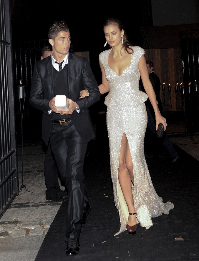 Xong việc, Ronaldo và Irina kéo nhau ra về…