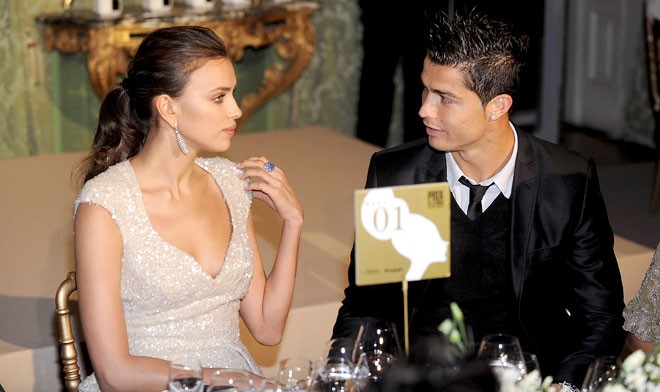 Nhưng đáng buồn là Ronaldo và Irina lại đến muộn. Không một câu xin lỗi, đôi tình nhân tiến lại chỗ ngồi của mình và chẳng thèm bận tâm đến ai, họ ngồi tâm sự với nhau.