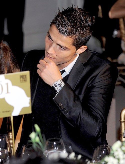 Ronaldo ăn mặc rất chải chuốt. Anh diện bộ vest rất đẹp, đeo đồng hồ đắt tiền và không quên vuốt keo tạo kiểu cho tóc.