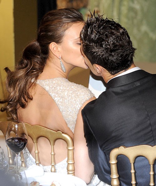 Ronaldo và Irina trao cho nhau cái hôn đắm đuối, cứ như thể họ đang ngồi bên bãi biển.