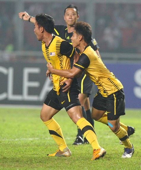 Asraruddin (trái) ăn mừng bàn thắng.