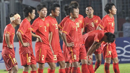 Các cầu thủ đội tuyển U-23 VN sau trận thua U-23 Indonesia 0-2.