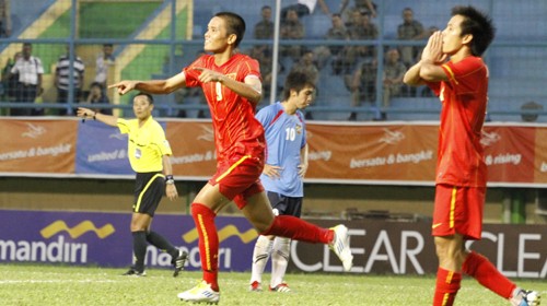 ... và vui trong trận thắng U-23 Lào.