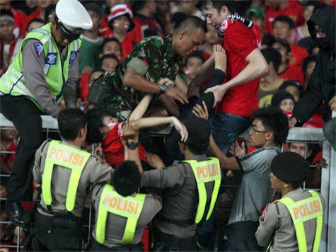 Cảnh hỗn loạn trên sân Bung Karno trong trận Indonesia - Malaysia.