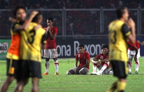 U23 Malaysia (vàng) ăn mừng sau chiến thắng trước chủ nhà Indonesia.