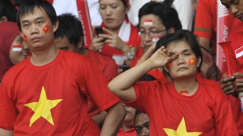CĐV đã khóc khi chứng kiến trận thua 1-4 của tuyển U-23 VN trước U-23 Myanmar.