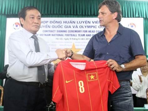 Ông Nguyễn Trọng Hỷ cho rằng HLV Goetz chỉ thiếu hiểu biết về bóng đá Đông Nam Á chứ không yếu chuyên môn.