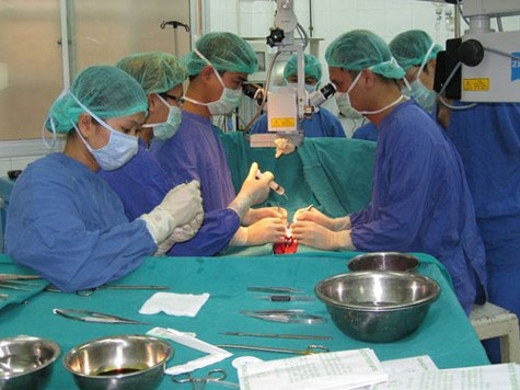 Các bác sĩ BV Việt Đức đang thực hiện một ca phẫu thuật tái tạo dương vật.