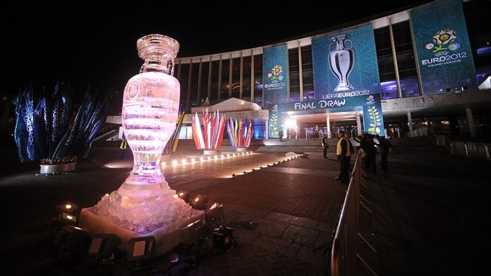 Chiếc cúp EURO làm bằng băng đặt bên ngoài Cung nghệ thuật Kiev ở thủ đô Kiev (Ukraine), nơi diễn ra lễ bốc thăm.