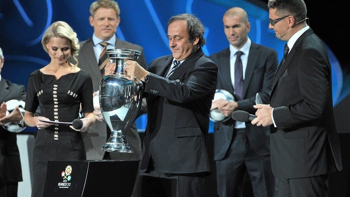 Chủ tịch UEFA Michel Platini và chiếc cúp vô địch.