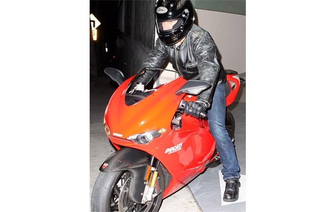 David Beckham có sở thích sưu tầm ô tô sang, nhưng đôi lúc là chiếc Ducati này.