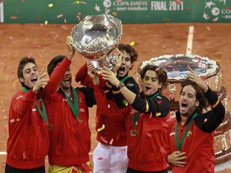 Các thành viên tuyển TBN bên chiến tích Davis Cup 2011.