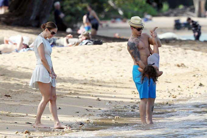 Không lâu sau khi trở về từ chuyến đi Nam Mỹ, Jennifer Lopez đã cùng bạn trai mới vũ công mới - 24 tuổi Casper tới Hawaii để tận hưởng kỳ nghỉ. Đi cùng cặp tình nhân này còn có hai con riêng của JLo, Max và Emme. Trong ảnh, Casper đang chơi đùa với bé Emme.
