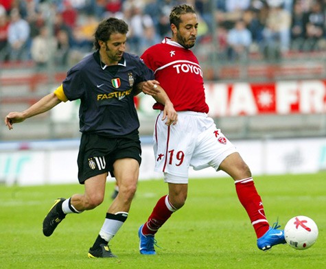 Del Piero (trái) tranh bóng cùng Saadi Gaddafi.