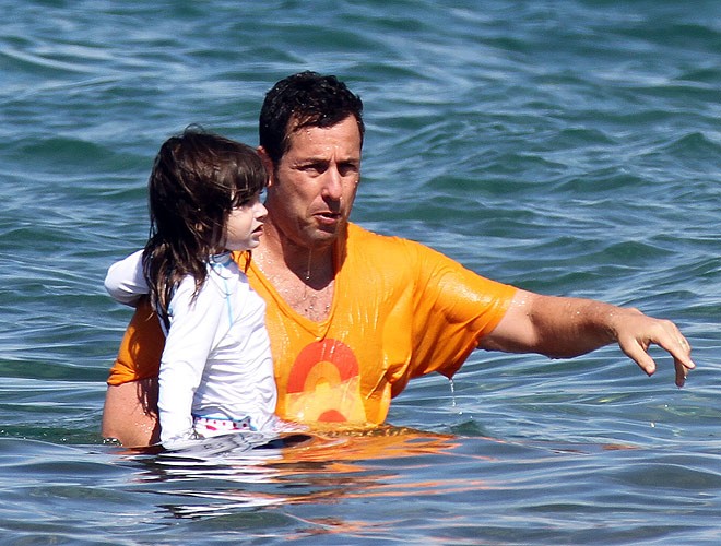 Diễn viên nổi tiếng Adam Sandler cùng con gái cưng cũng chọn Hawaii làm điểm đến.