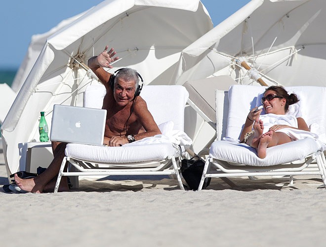 Nhà thiết kế Roberto Cavalli tới đón nắng, gió ở bãi biển Miami cùng bạn gái.